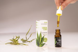 Tetragenom CBDA + CBD olaj pipettával felszívva adagolásra készen